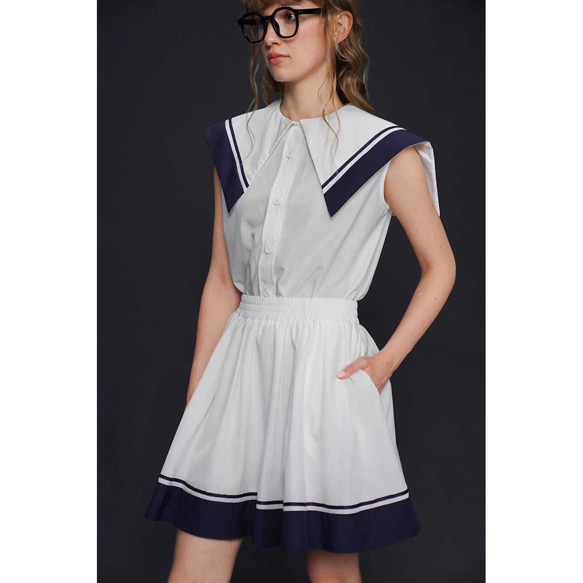 船乗り少女のセーラーブラウスとスカート