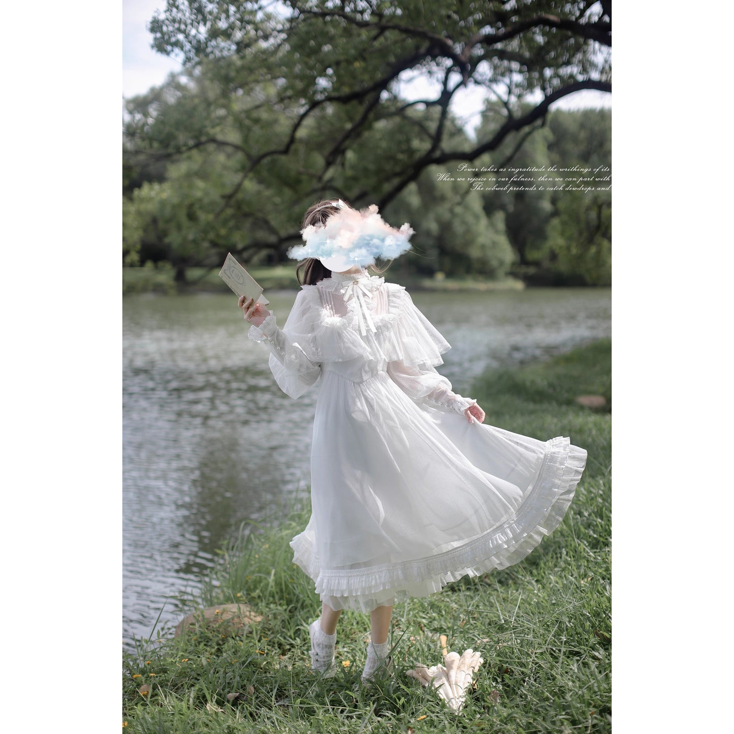 純白のお嬢様のチュールケープワンピース