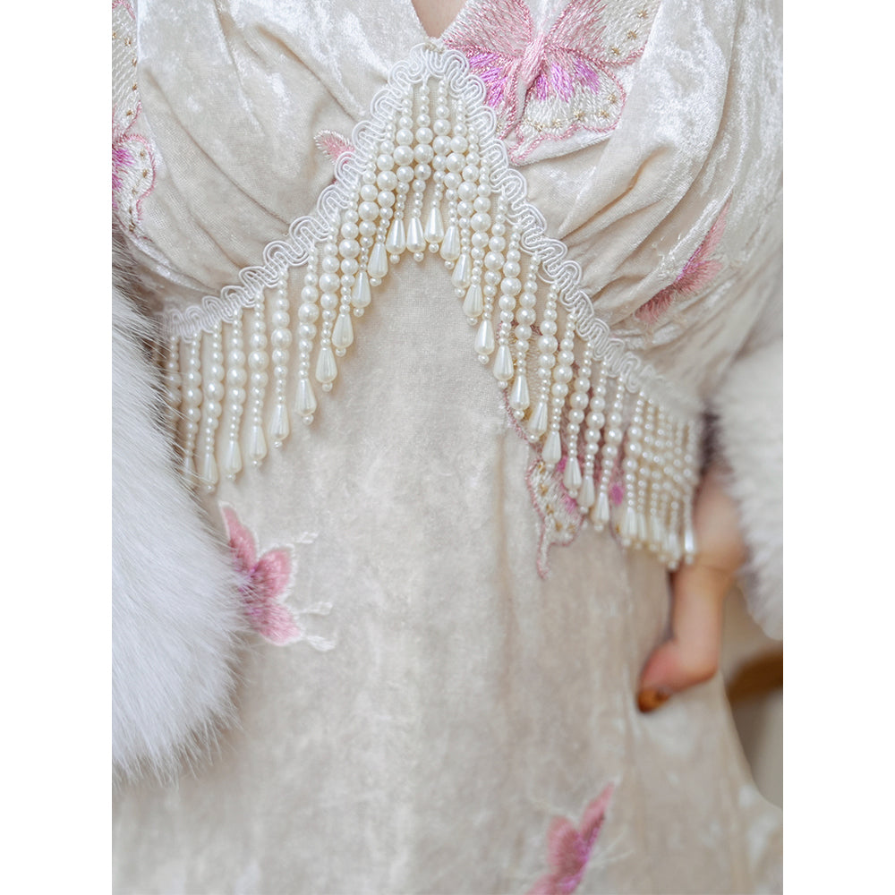 桃色の蝶々の刺繍ワンピース