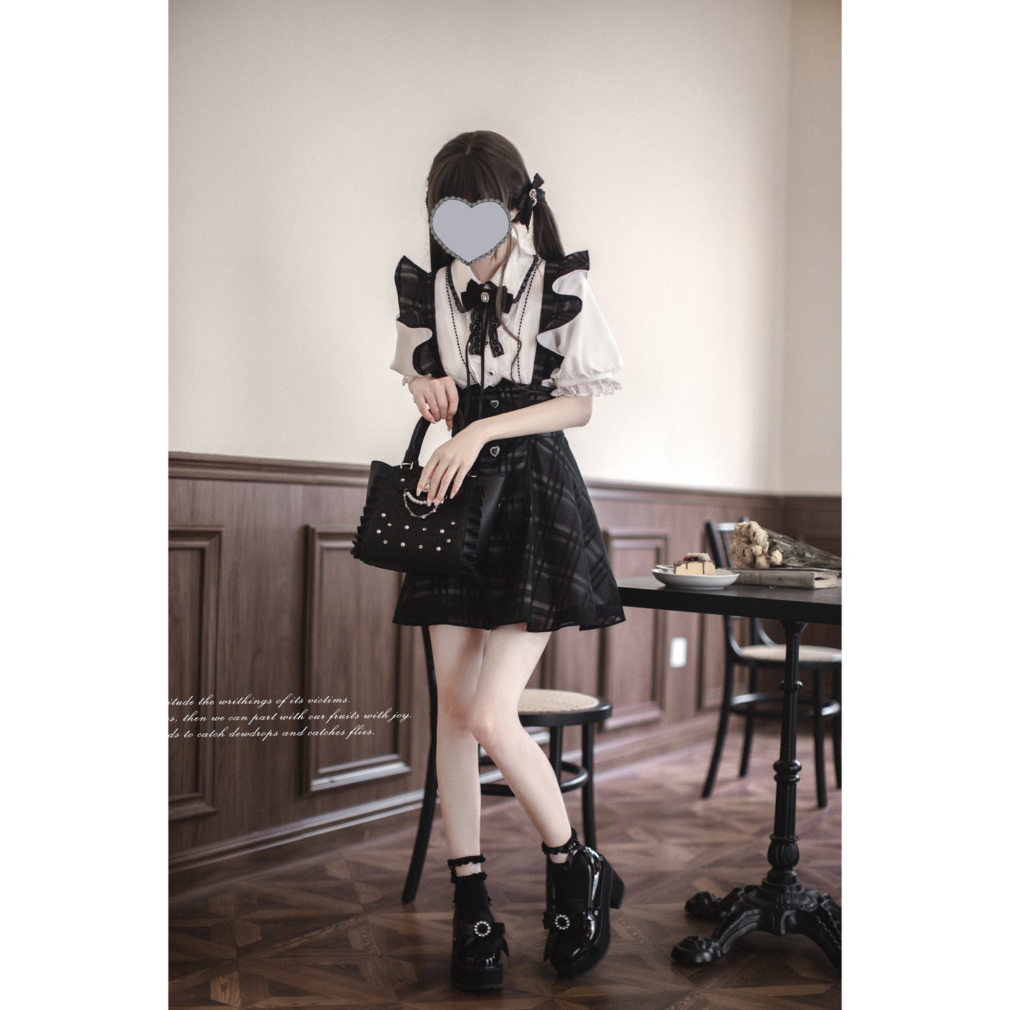 黒墨格子柄のジャンパースカートとブラウス - ショート丈