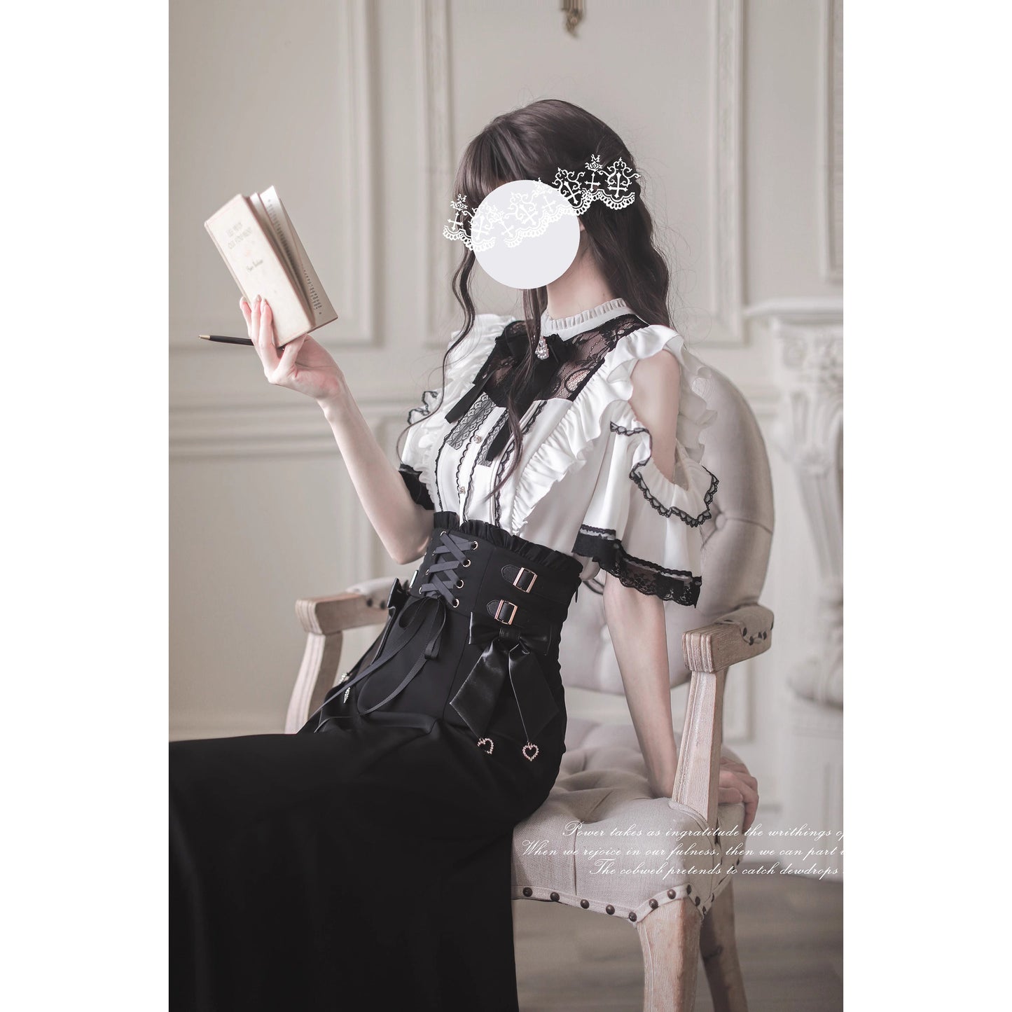 窓辺の令嬢のフリルトップスとコルセットスカート