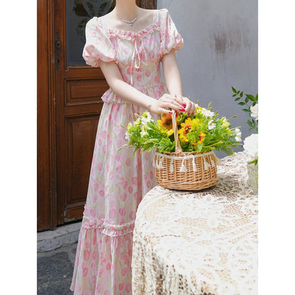 チューリップの花群集のレトロワンピース