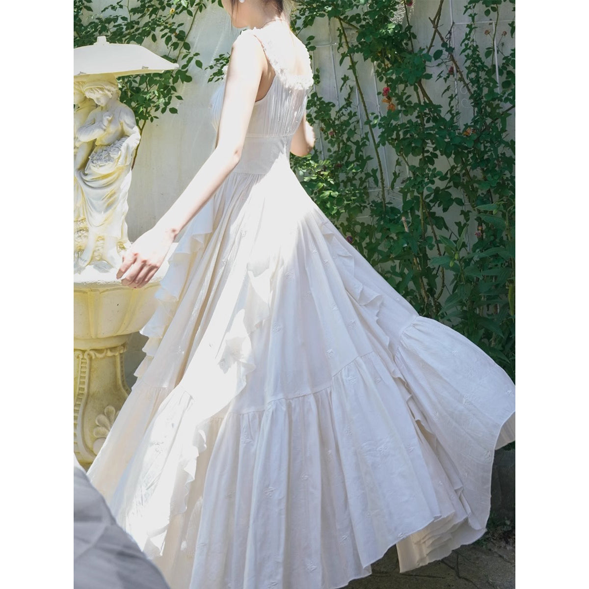 月光の花の刺繍ストラップワンピース