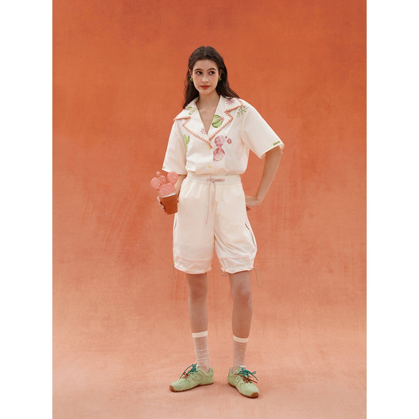 サボテンと花のジップアップハーフパンツ