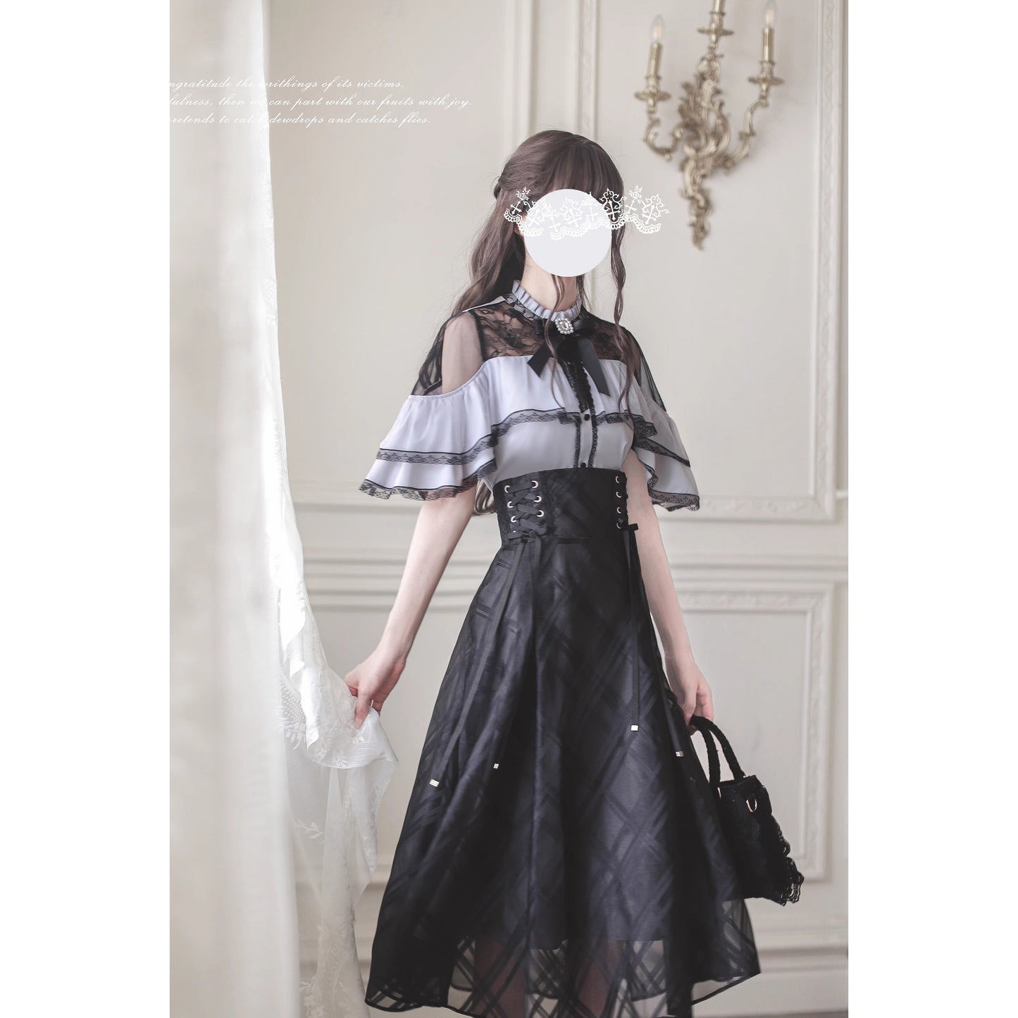 夜会の令嬢のケープトップスとコルセットスカート