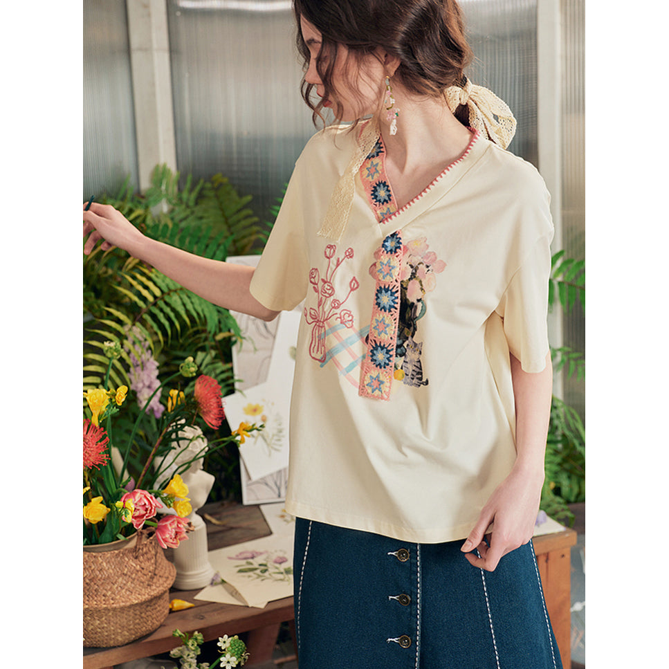 ハイビスカスのある花瓶と子猫の刺繍Tシャツ