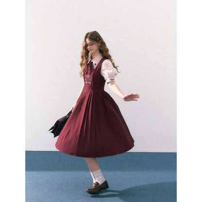 魔法学校の刺繍ジャンパースカートとブラウスとリボンタイ