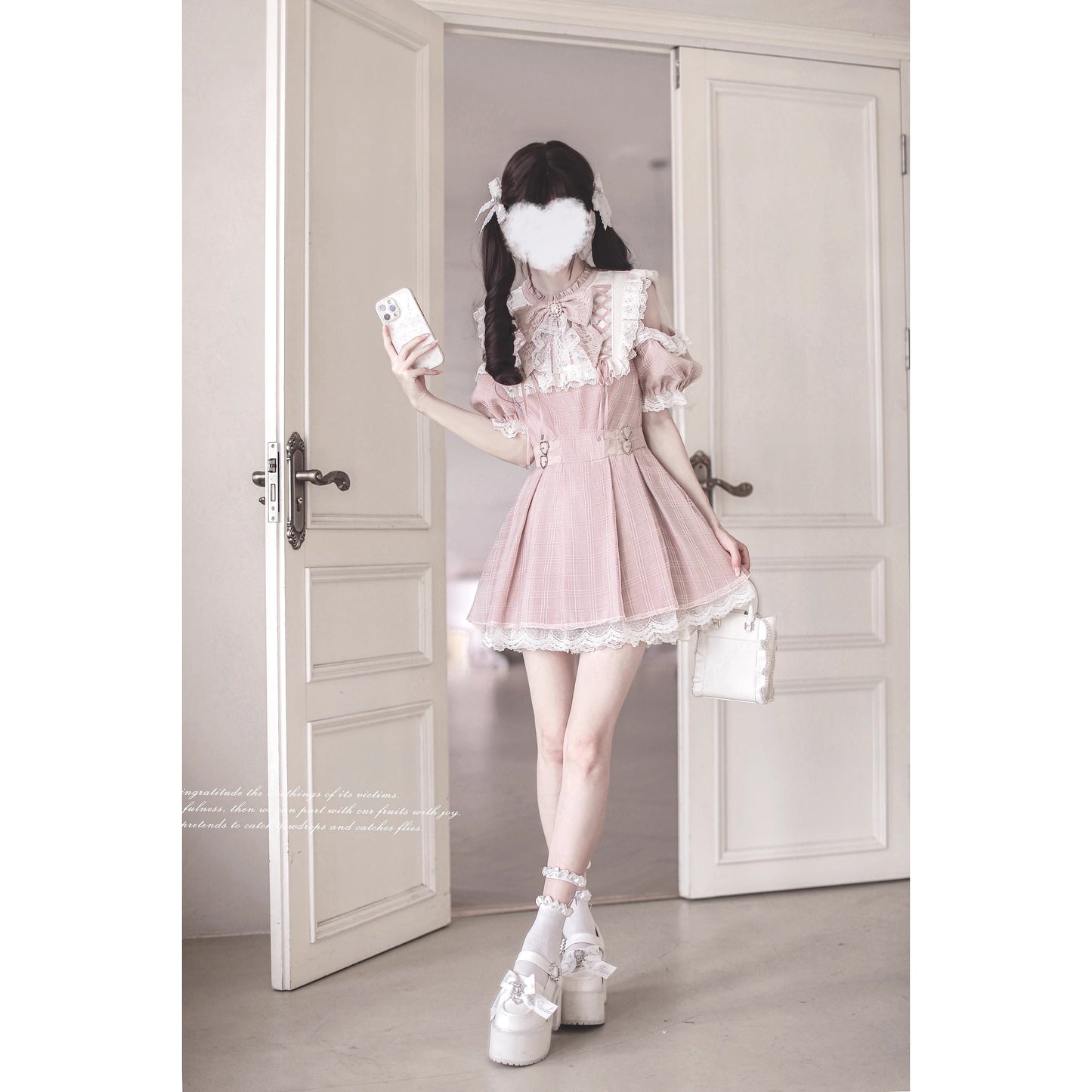 桃色の天使の刺繍フリルワンピース