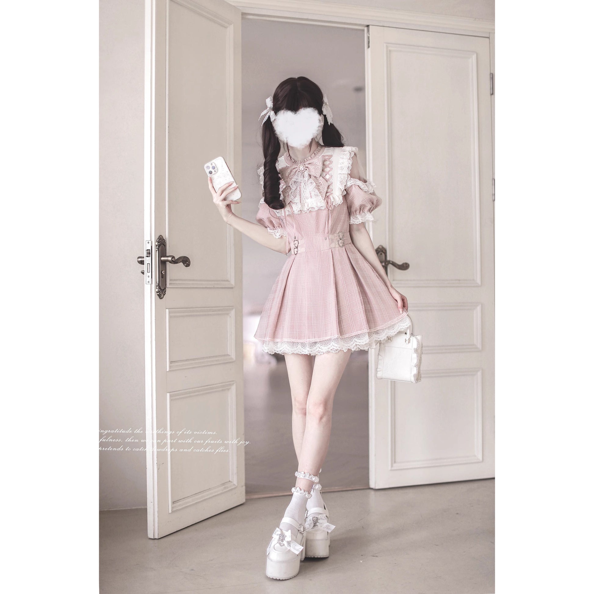 桃色の天使の刺繍フリルワンピース