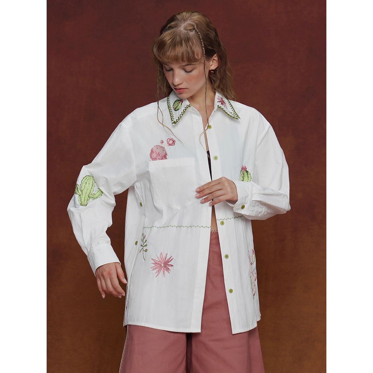 サボテンと花の刺繍ブラウス