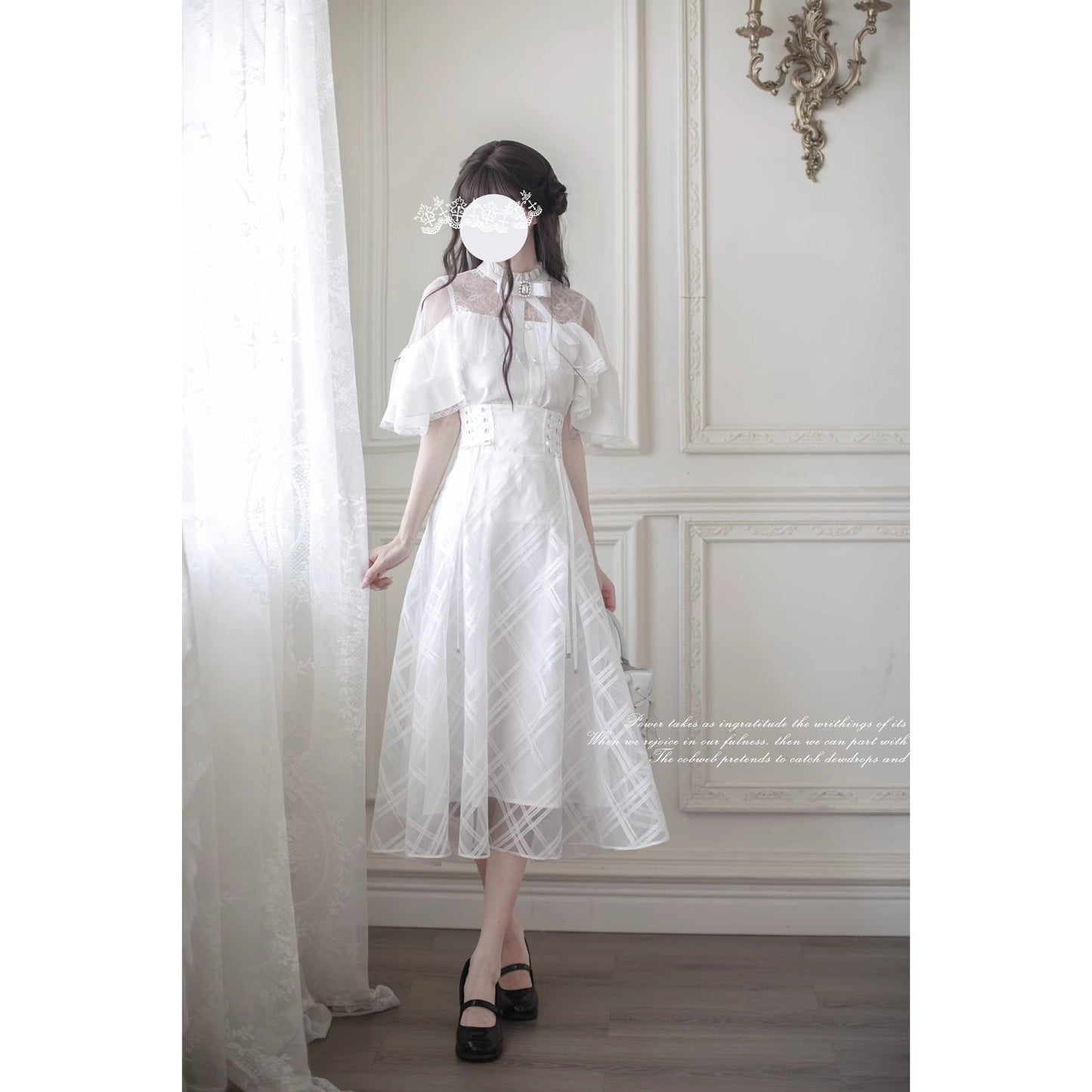 純白の令嬢のケープトップスとコルセットスカート