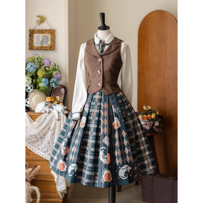 柿猫と花束の格子縞ストラップスカートとテーラードベストとプリーツブラウス