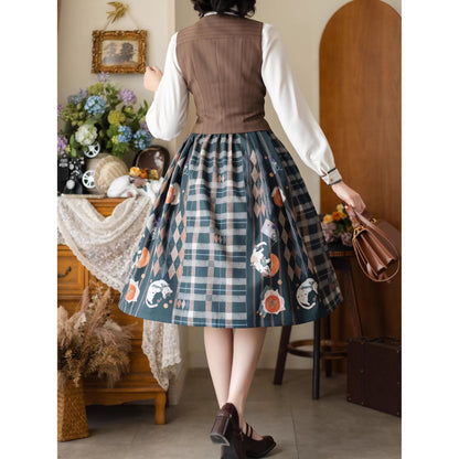 柿猫と花束の格子縞ストラップスカートとテーラードベストとプリーツブラウス