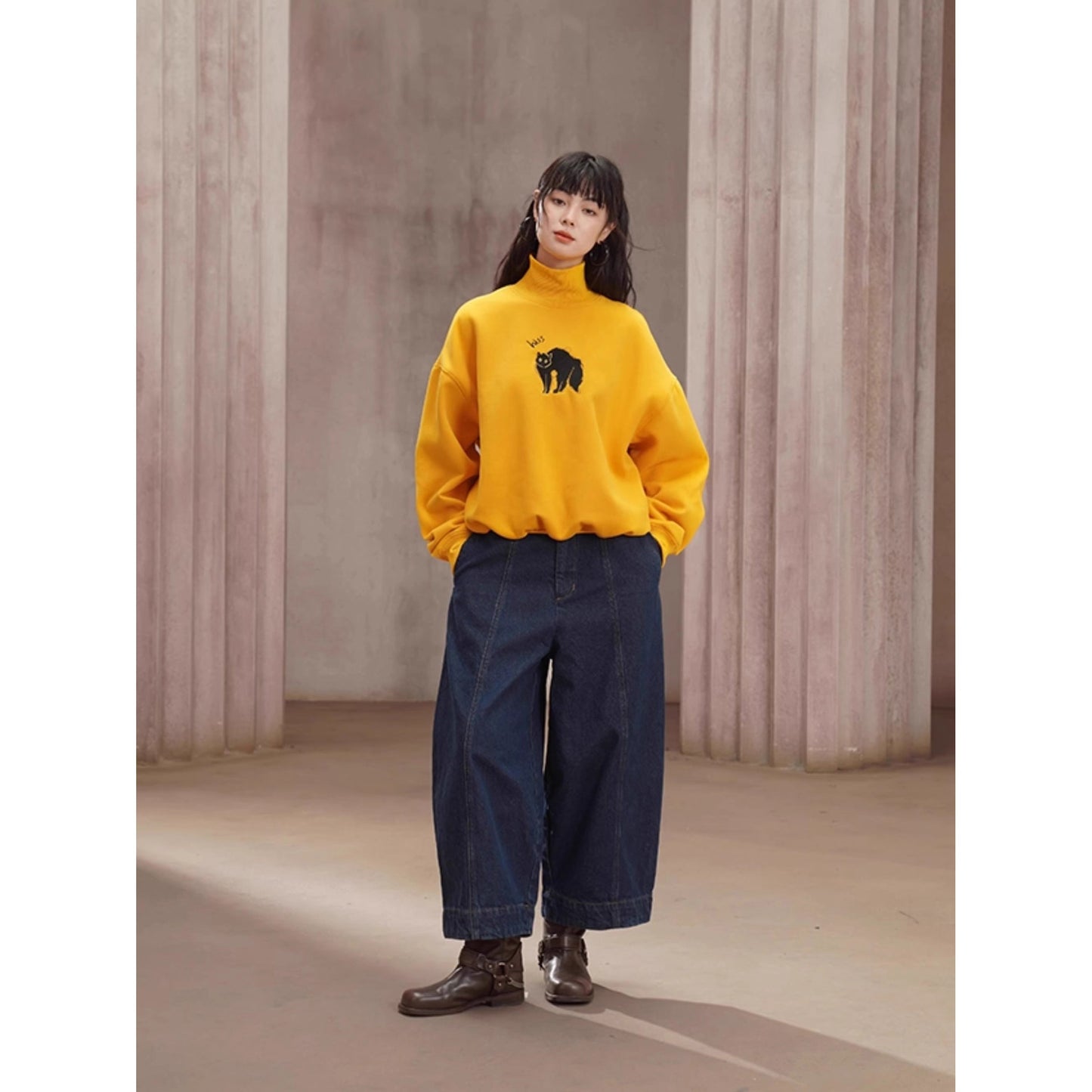 黒猫の刺繍ハイネックスウェット