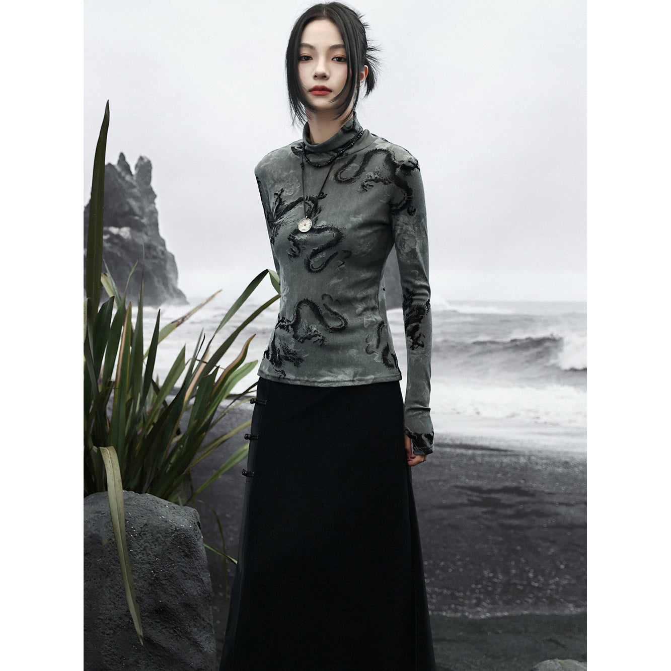 黒龍と牡丹の花のハイネックスリムトップス