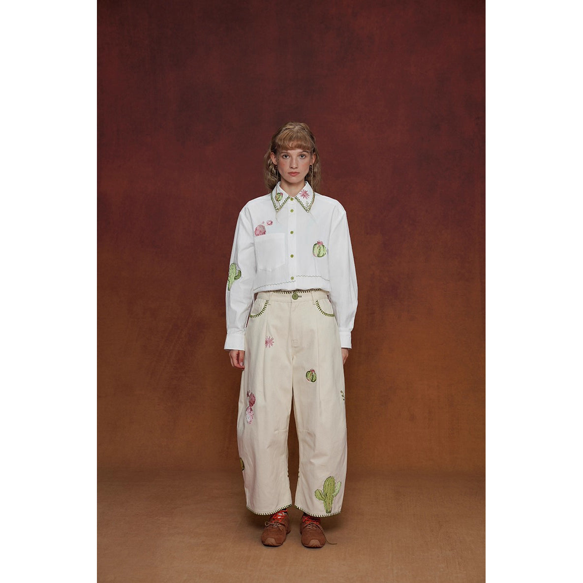 サボテンと花の刺繍ブラウス