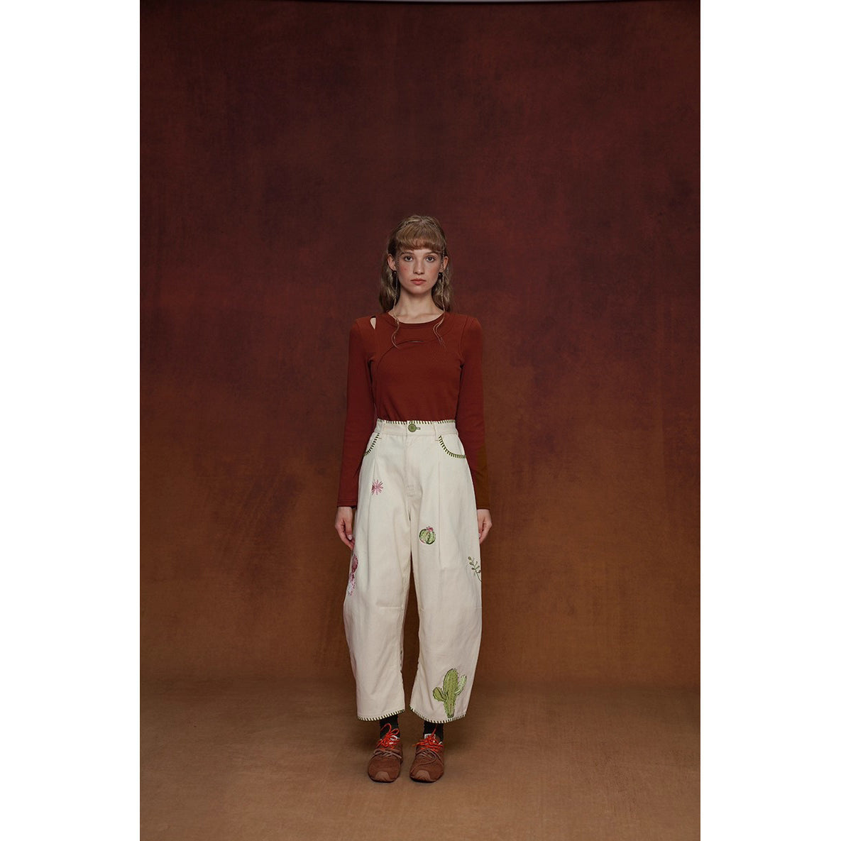 サボテンと花の刺繍ワイドパンツ