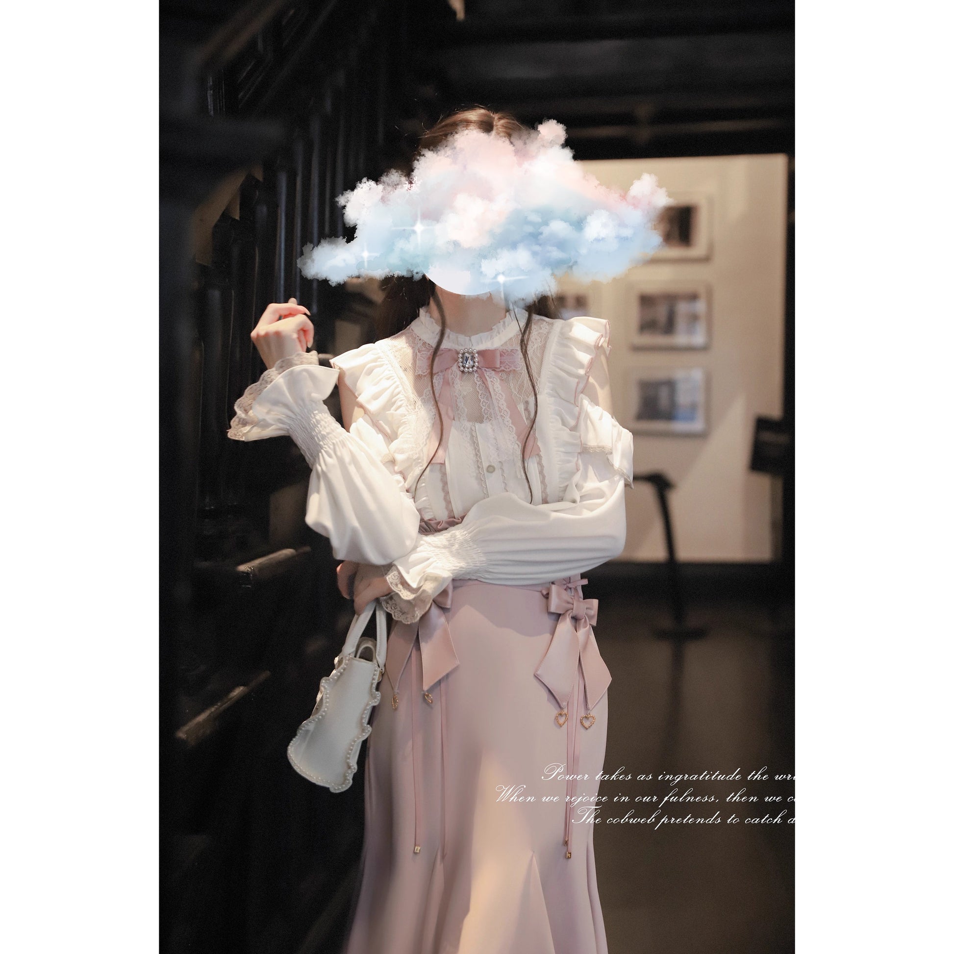 桜色の令嬢のフリルトップスとコルセットスカート