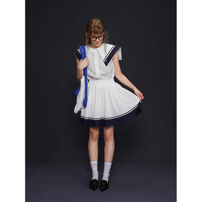 船乗り少女のセーラーブラウスとスカート