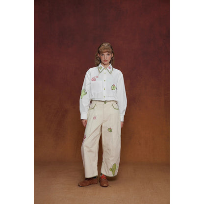 サボテンと花の刺繍ブラウス