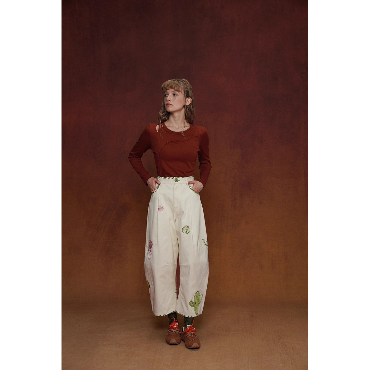 サボテンと花の刺繍ワイドパンツ