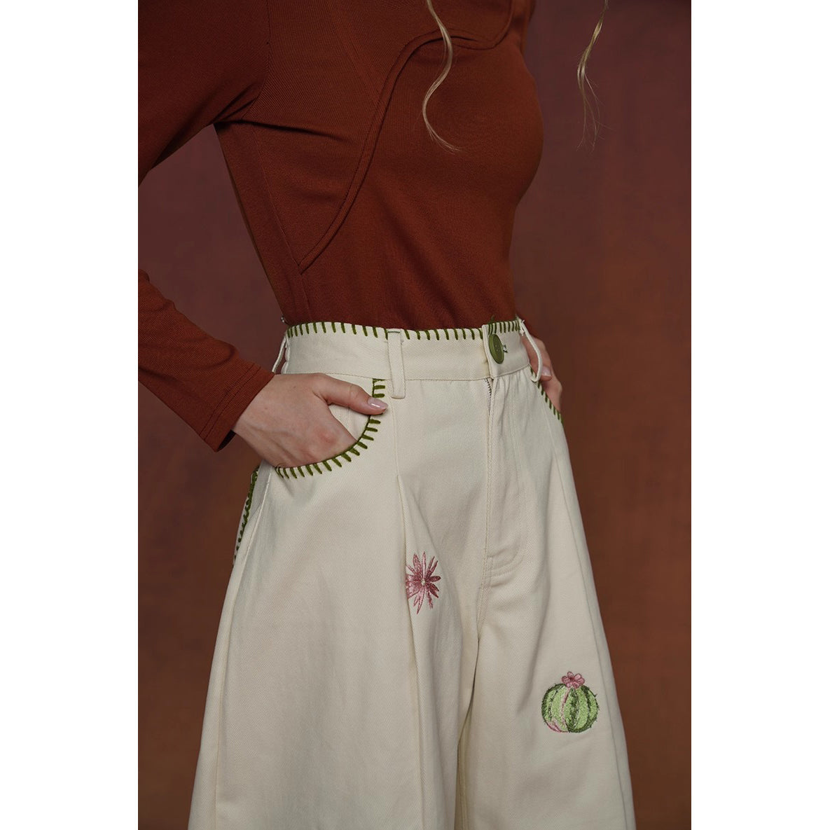 サボテンと花の刺繍ワイドパンツ