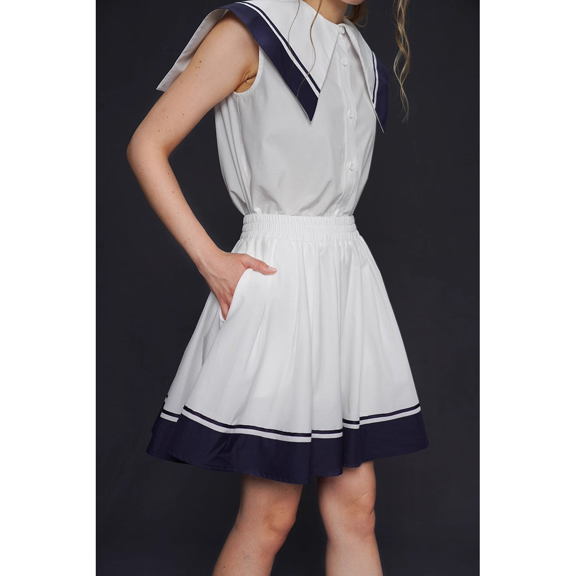 船乗り少女のセーラーブラウスとスカート