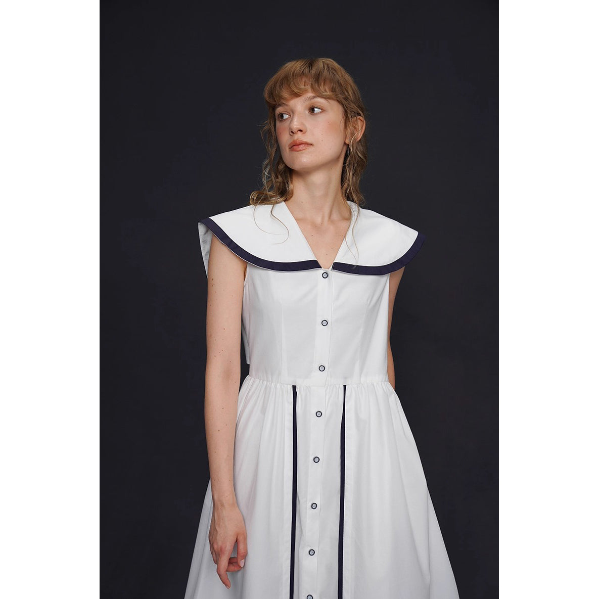 船乗り少女のセーラーワンピース