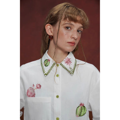 サボテンと花の刺繍ブラウス