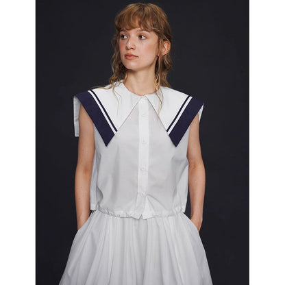 船乗り少女のセーラーブラウスとスカート