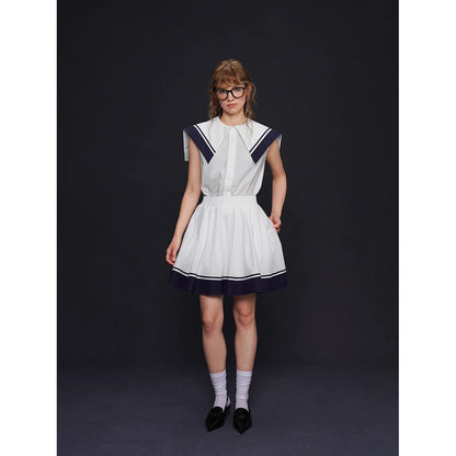 船乗り少女のセーラーブラウスとスカート