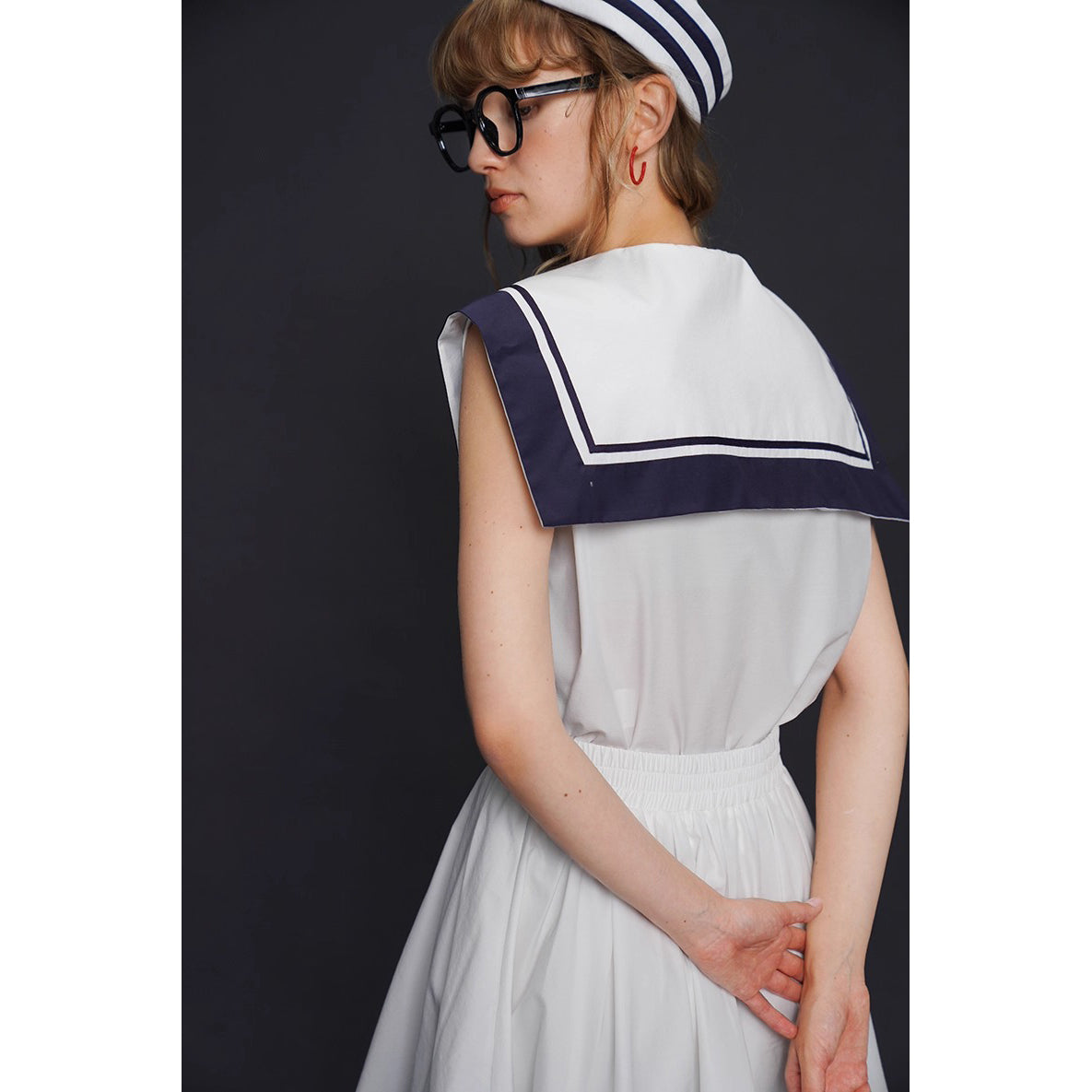 船乗り少女のセーラーブラウスとスカート