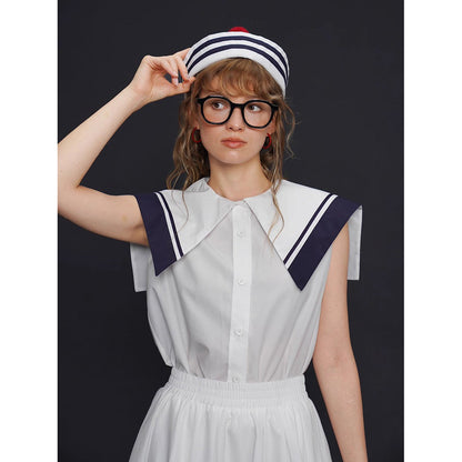 船乗り少女のセーラーブラウスとスカート