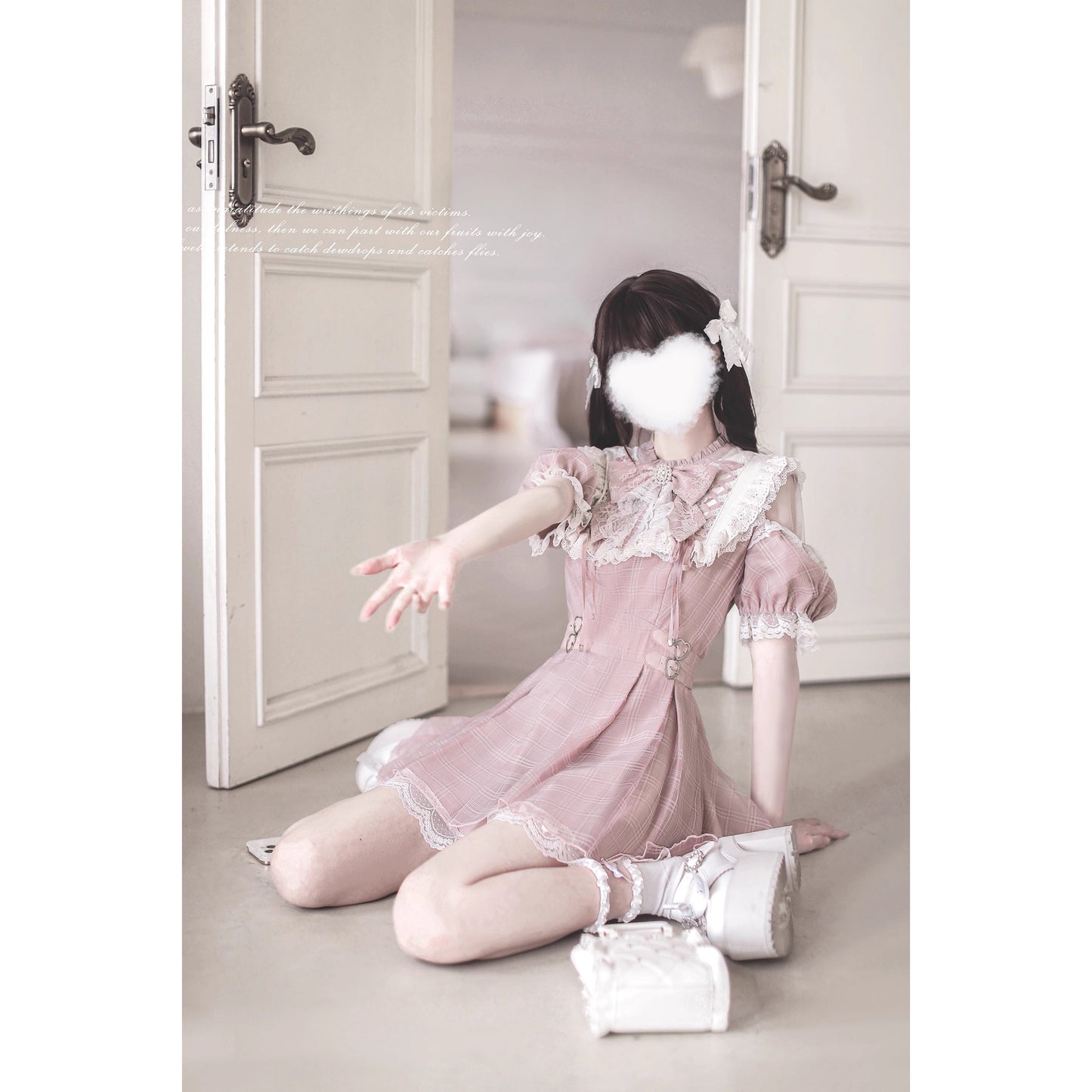 桃色の天使の刺繍フリルワンピース