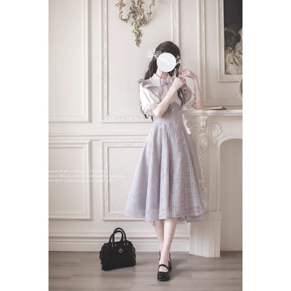 浅紫の令嬢のジャンパースカートとブラウス