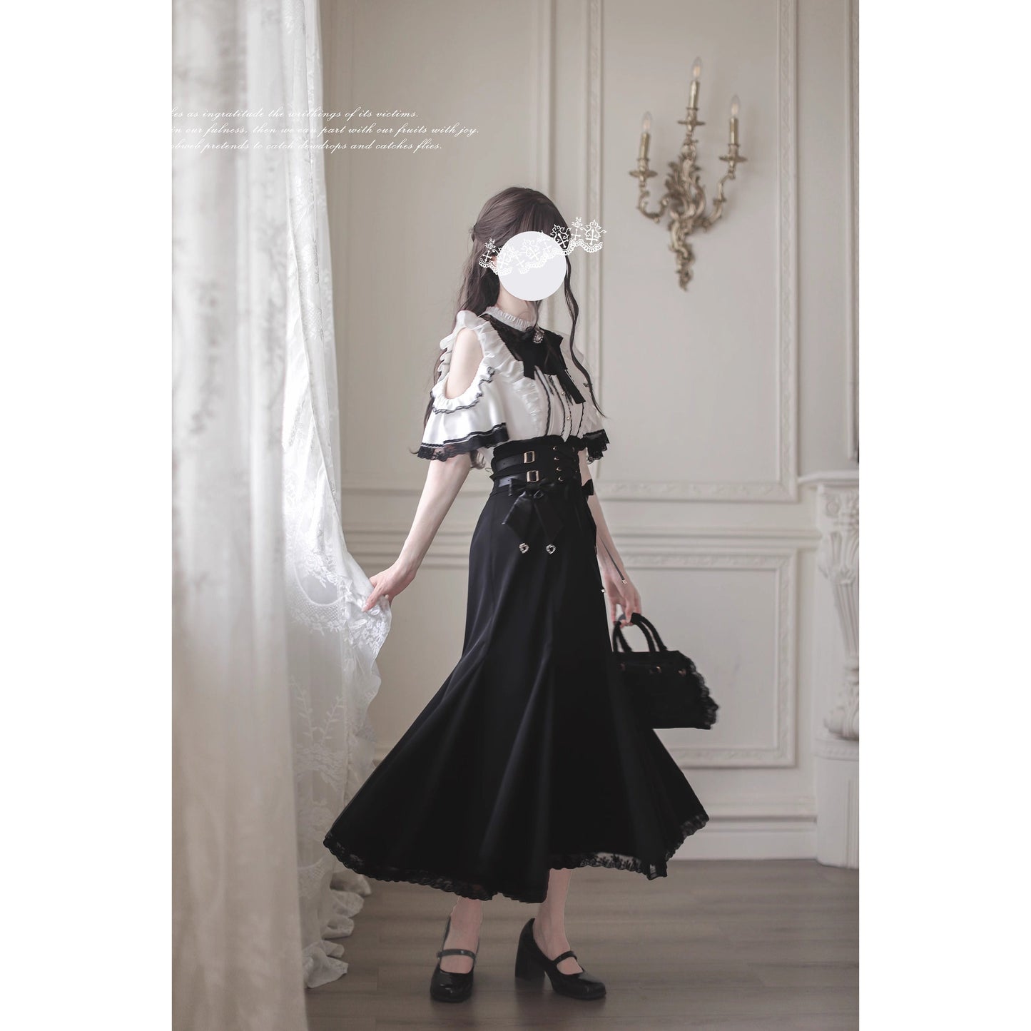 窓辺の令嬢のフリルトップスとコルセットスカート