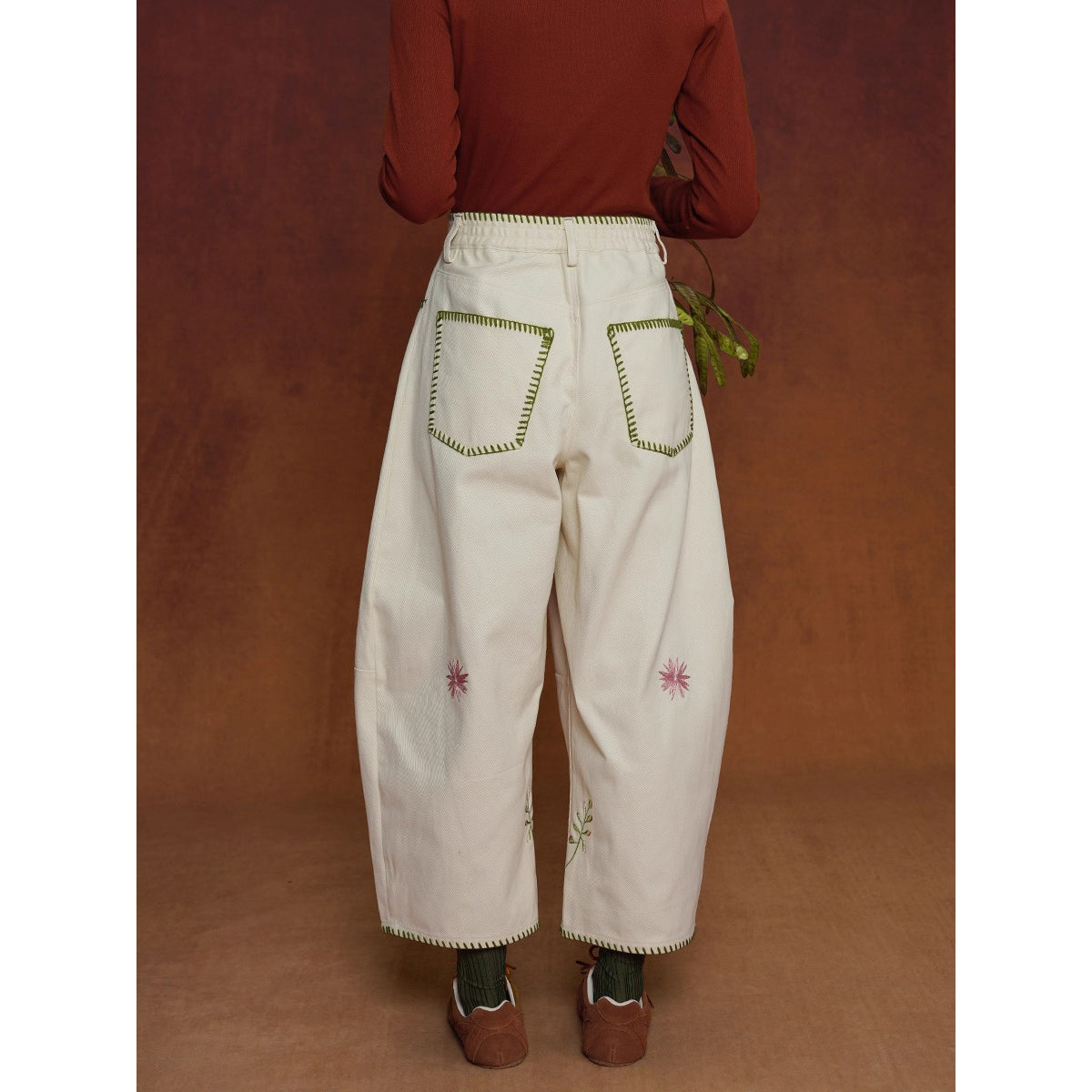 サボテンと花の刺繍ワイドパンツ