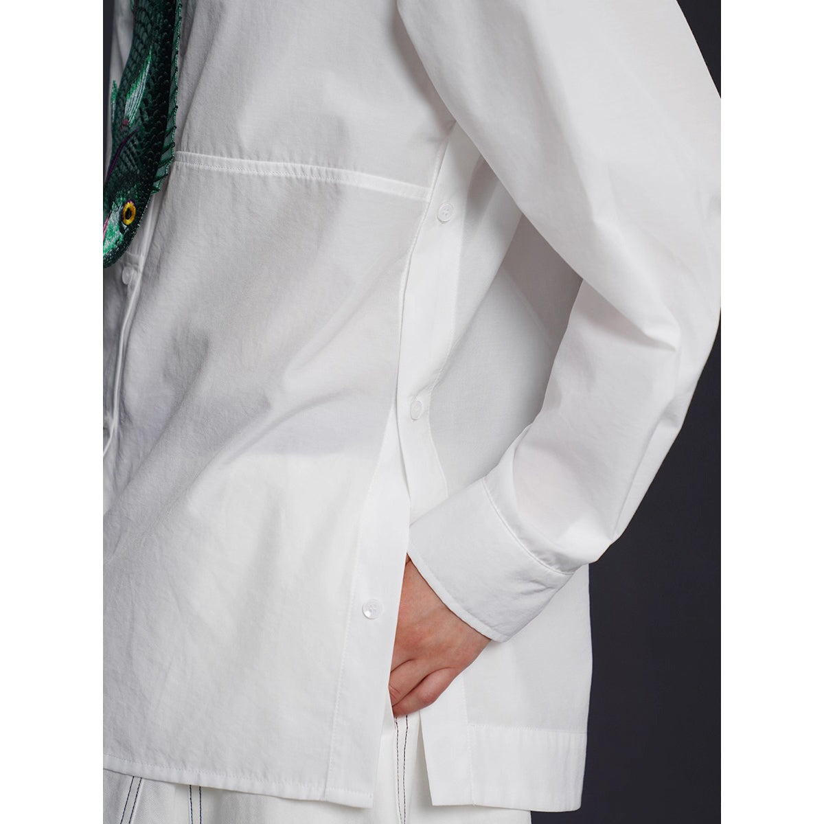 構築と余白のロングスリーブシャツ