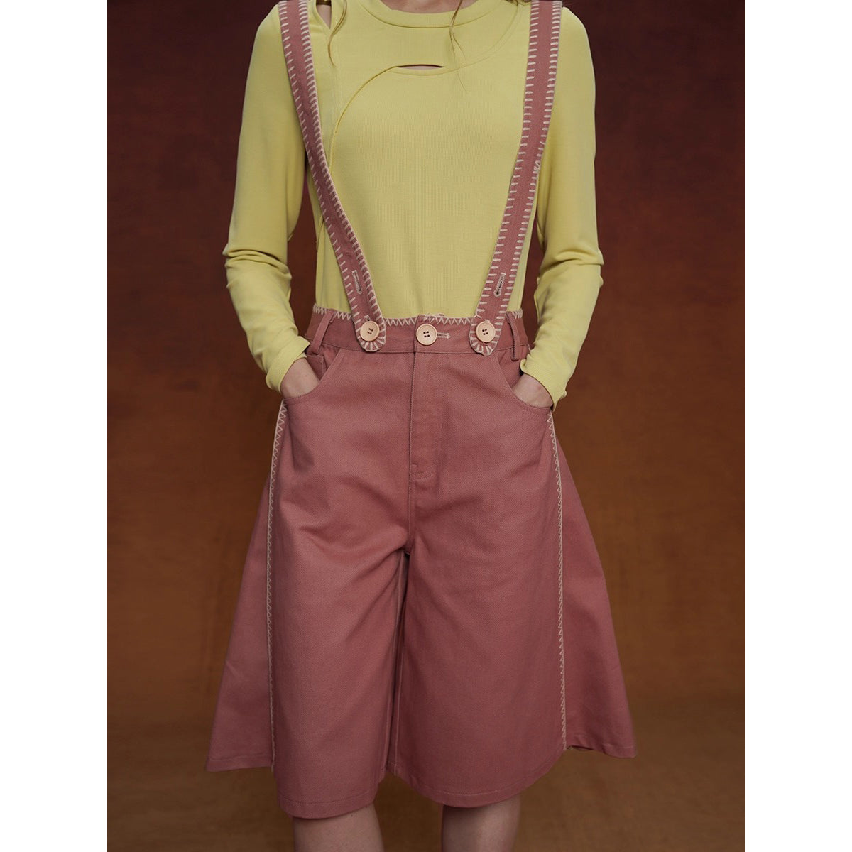 煉瓦色の刺繍ストラップパンツ