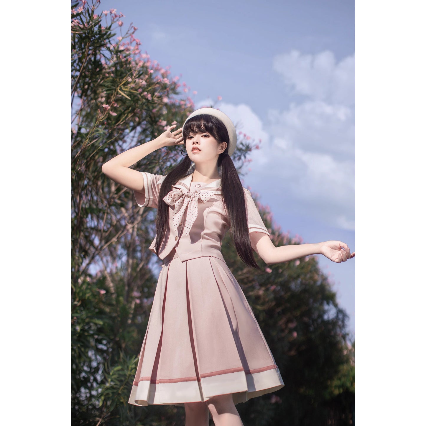 桜色のお嬢様の文学セーラーブラウスとプリーツスカート