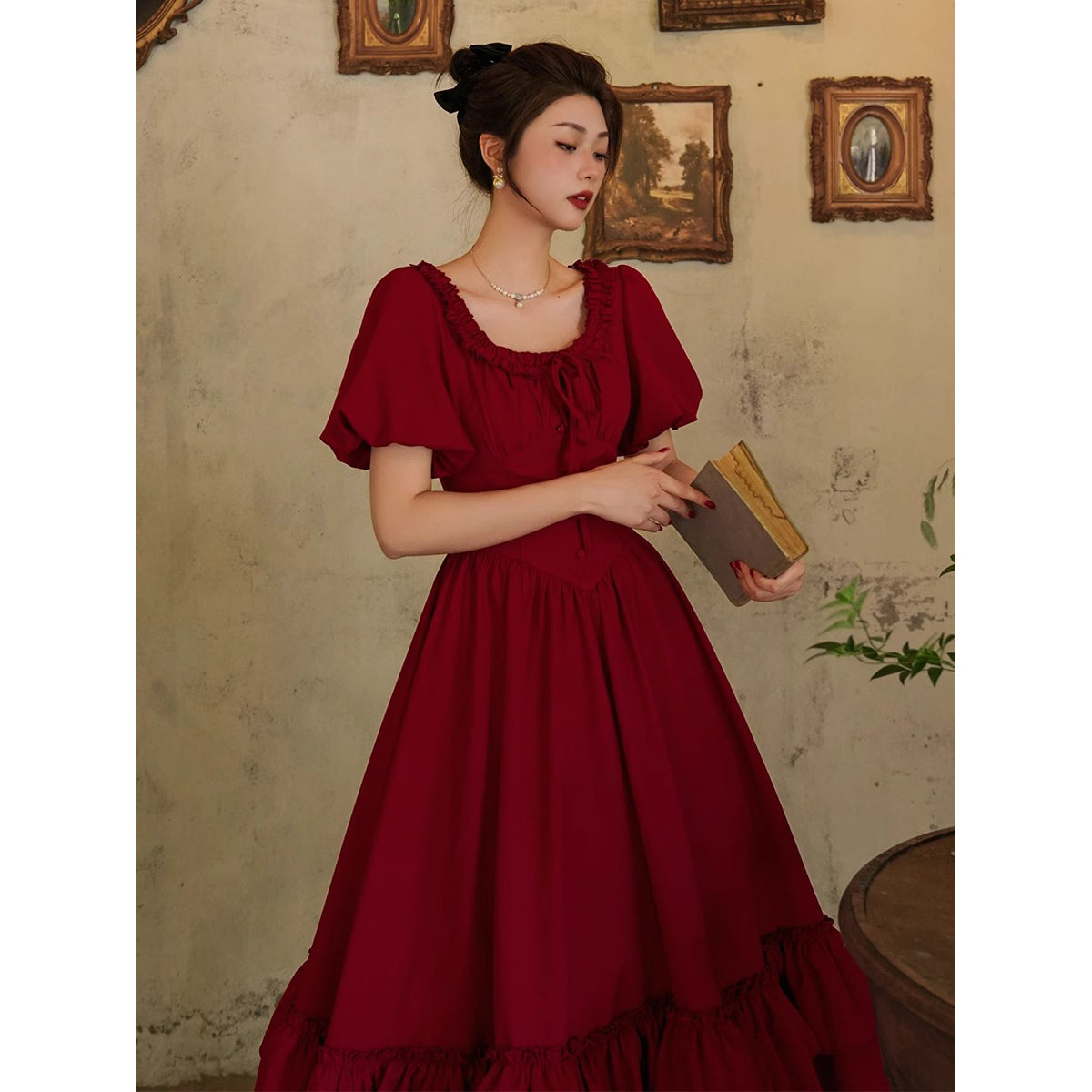 葡萄酒色の貴婦人のコルセットワンピース