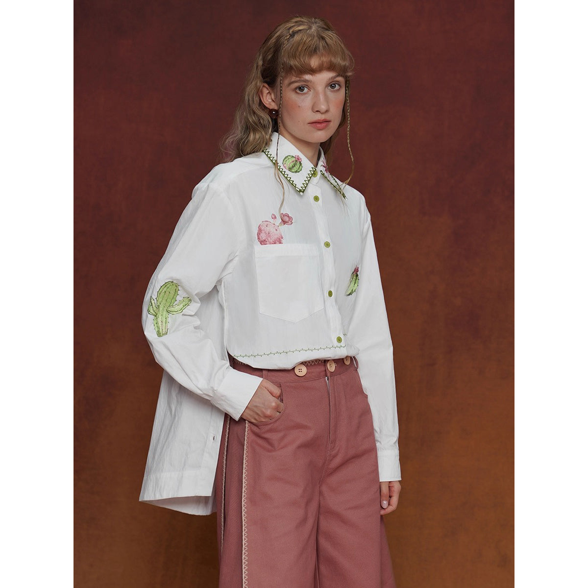 サボテンと花の刺繍ブラウス