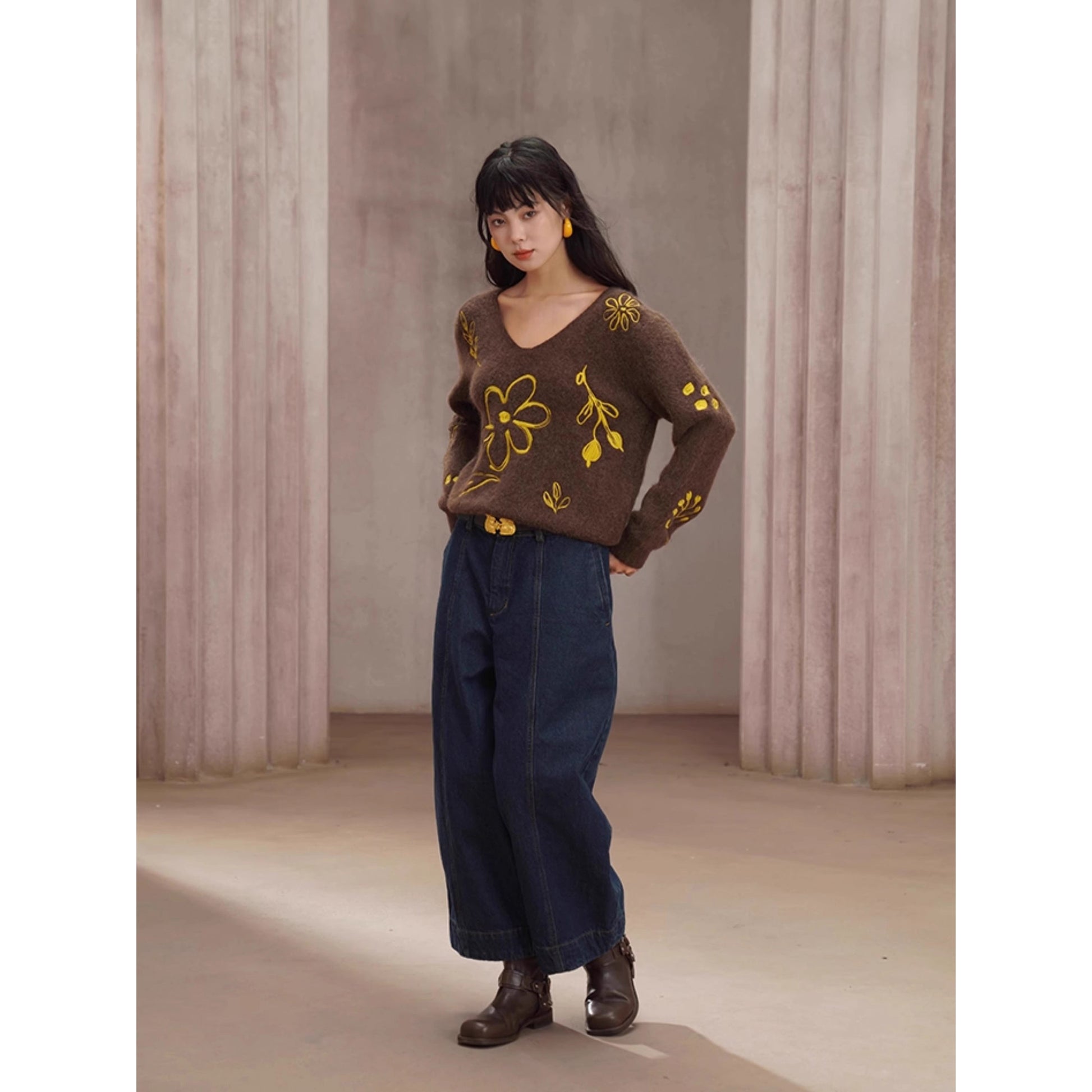 紺藍色のクロップドワイドデニムパンツ