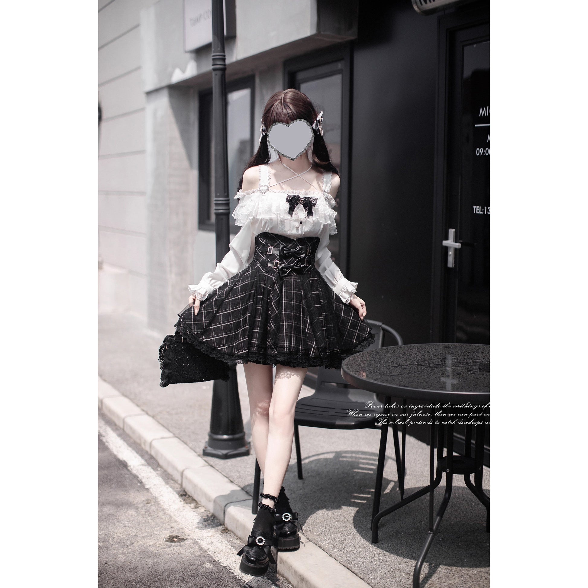 夜曲を奏でるお嬢様のフリルトップスとコルセットスカート