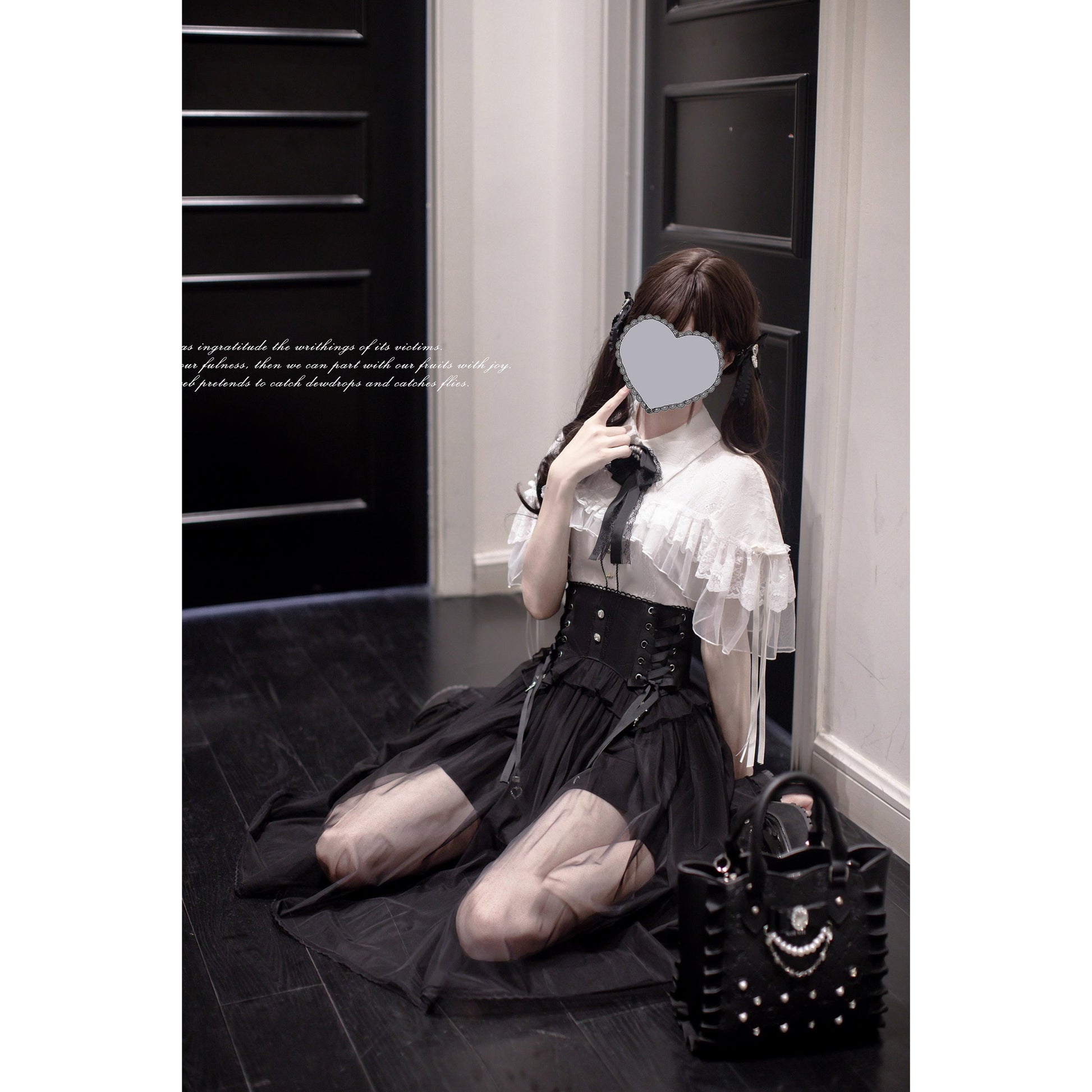 夜曲を奏でるお嬢様のトップスとコルセットチュールスカート