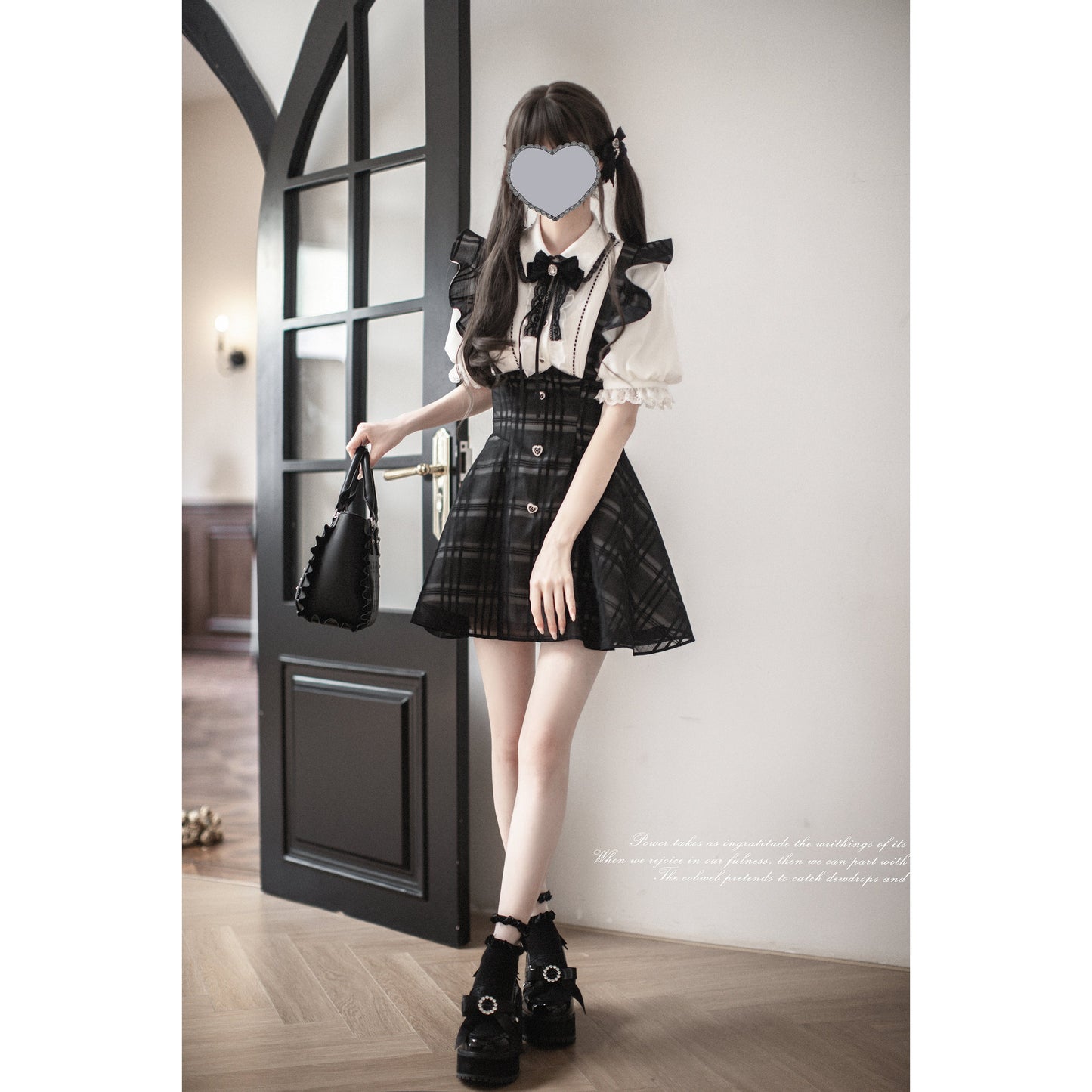 黒墨格子柄のジャンパースカートとブラウス - ショート丈