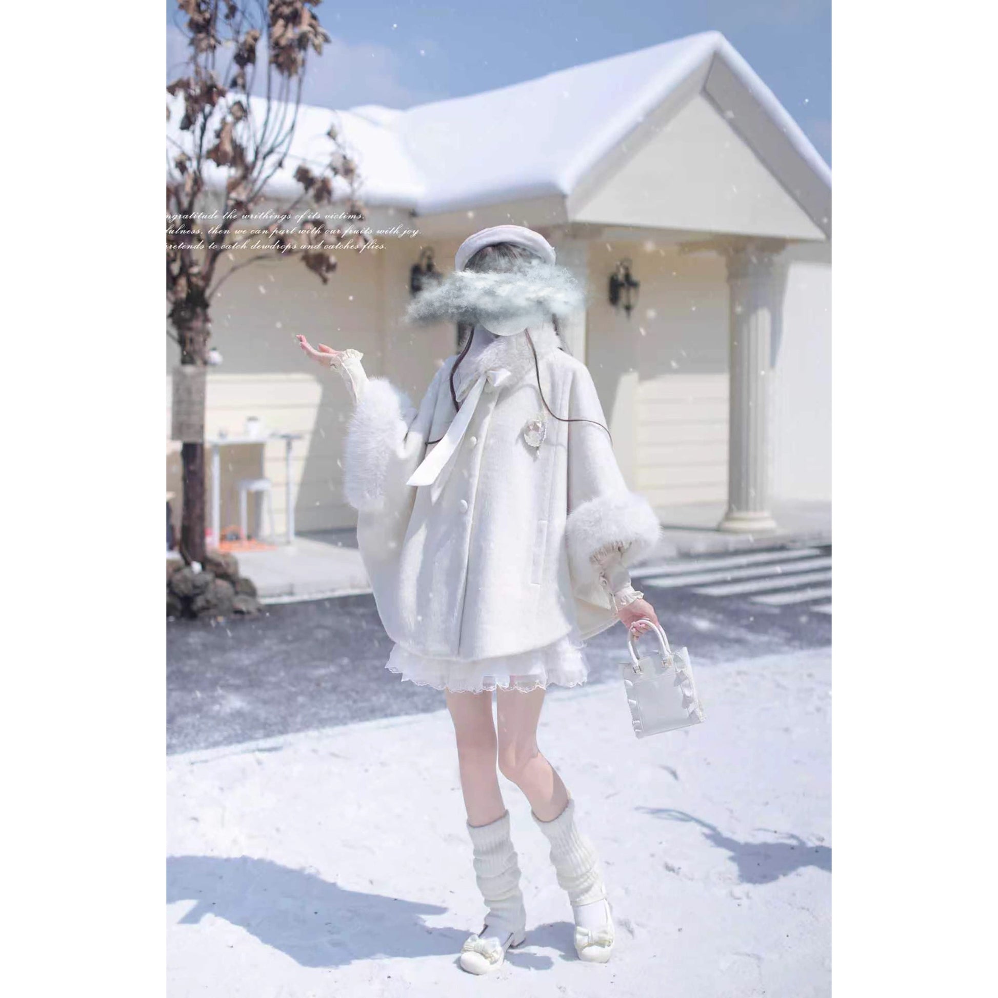 純白のお嬢様のウールケープコート