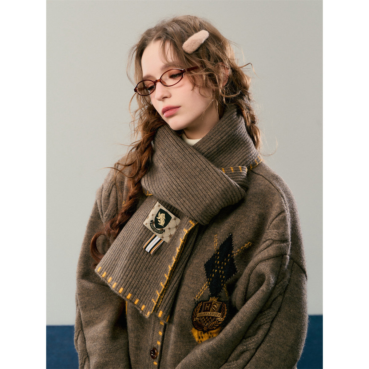 魔法学校のセーターカーディガンとマフラー