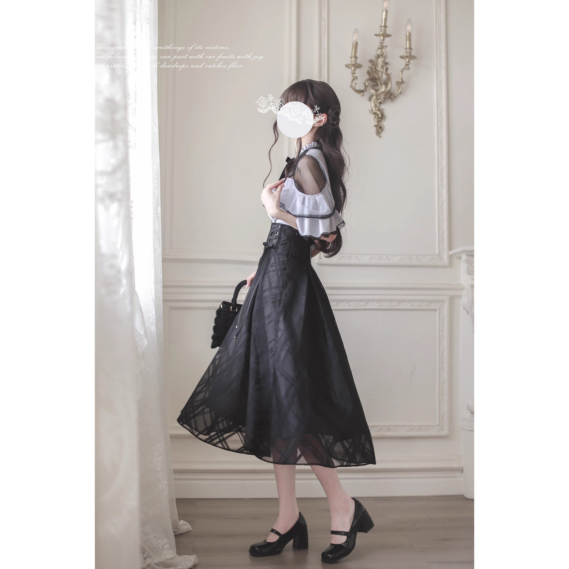 夜会の令嬢のケープトップスとコルセットスカート