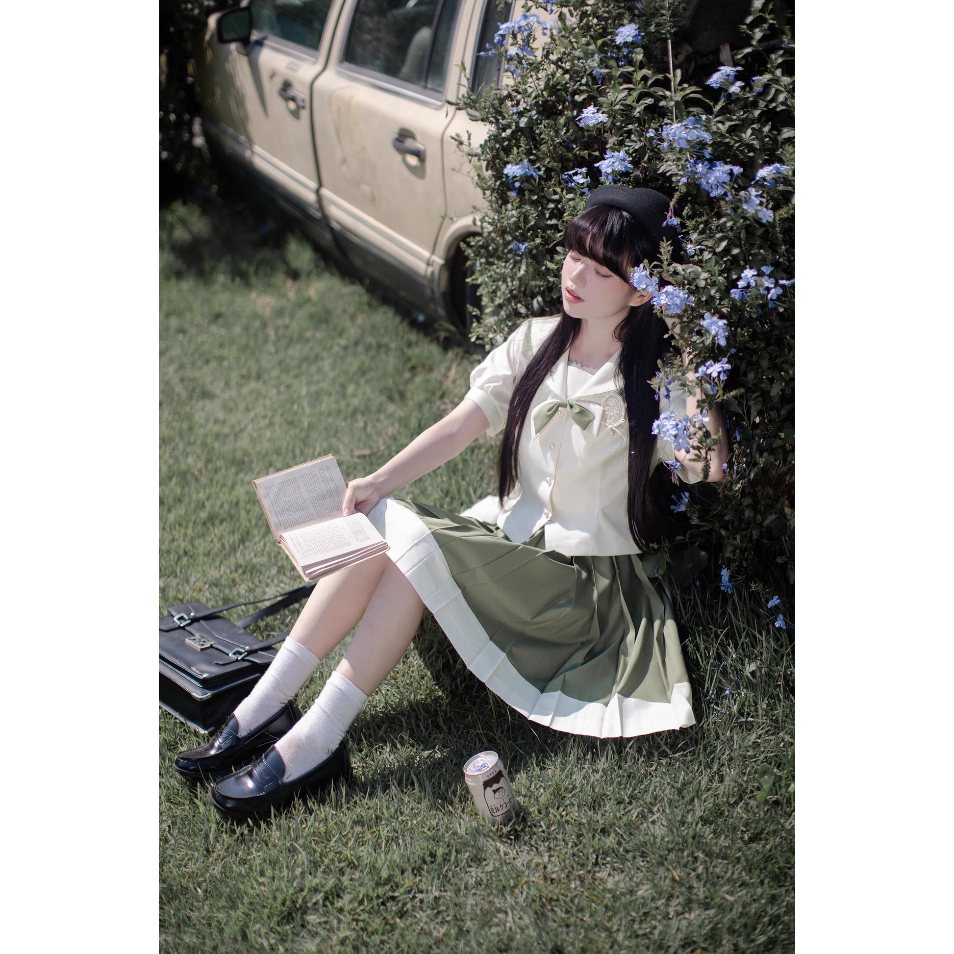 灰緑のお嬢様の文学セーラーブラウスとプリーツスカート